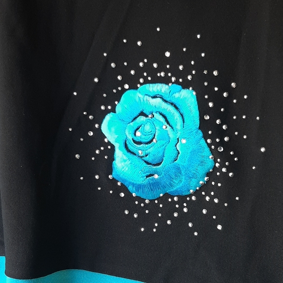 Woman's fun off shoulder top - Picture 2 of 6